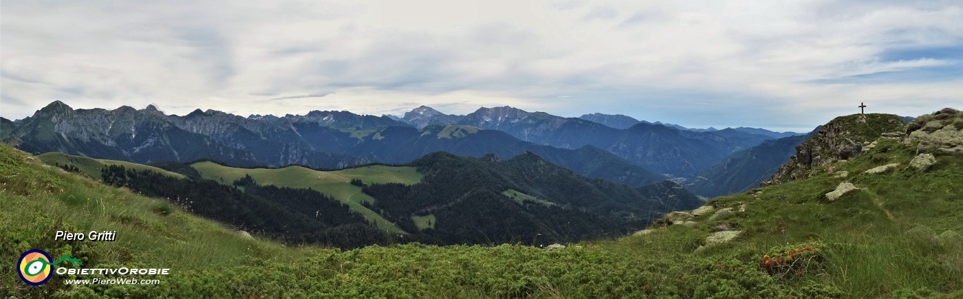 43 Vista panoramica verso la cima dello sperone roccioso del Mincucco (1832 m), sulla quale si erge croce in legno.jpg